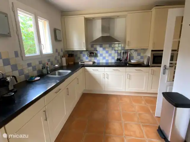 Villa Beauregard 83 | France, Ardèche, Vallon-Pont-d'Arc - villa Cuisine équipée de luxe avec four combiné, lave-vaisselle, combinés réfrigérateur-congélateur et plaques électriques. Dans la cuisine, qui est entièrement équipée, vous trouverez tout ce dont vous avez besoin pour préparer un délicieux repas.