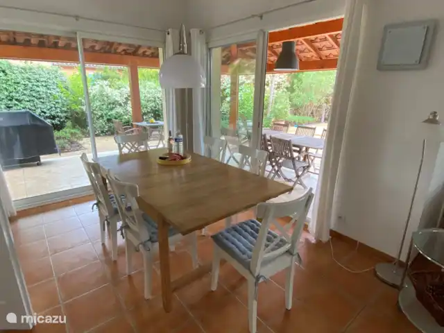 Villa Beauregard 83 | France, Ardèche, Vallon-Pont-d'Arc - villa La salle à manger confortable donne accès à la terrasse couverte par 2 portes coulissantes. La table à manger peut être allongée.