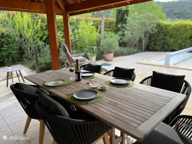 Villa Beauregard 83 | France, Ardèche, Vallon-Pont-d'Arc - villa La table à manger sous le porche avec de nouvelles chaises d’extérieur (2024). Ici, vous pourrez profiter de la belle vue sur les montagnes et la piscine à l’ombre.
