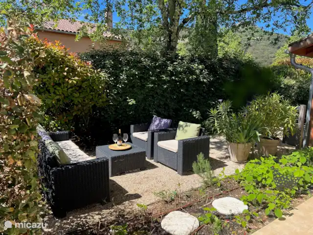 Villa Beauregard 83 | France, Ardèche, Vallon-Pont-d'Arc - villa Un joli siège sur le côté de la maison où vous pourrez déguster une tasse de café le matin au soleil.