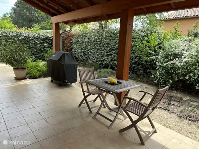 Villa Beauregard 83 | France, Ardèche, Vallon-Pont-d'Arc - villa La terrasse avec un siège supplémentaire. Cette table avec les deux chaises peut également être placée près de la table principale pour plus d’espace.