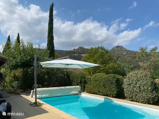 Villa Beauregard 83 | France, Ardèche, Vallon-Pont-d'Arc - villa Le parasol fixe offre une ombre supplémentaire dans et autour de la piscine. Il y a un deuxième parasol qui peut être déplacé. En conséquence, une ombre supplémentaire peut être créée dans le jardin à tout moment, n'importe où.