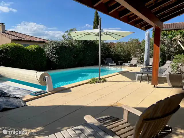 Villa Beauregard 83 | France, Ardèche, Vallon-Pont-d'Arc - villa La piscine avec des transats de luxe.