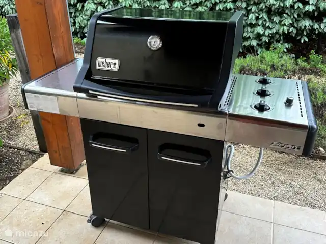 Villa Beauregard 83 | France, Ardèche, Vallon-Pont-d'Arc - villa Le grand barbecue Weber est le centre de convivialité de notre villa. Délicieux barbecue sur la terrasse à l'extérieur !