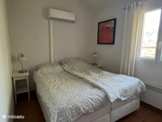 Villa Beauregard 83 | France, Ardèche, Vallon-Pont-d'Arc - villa L’une des deux chambres à l’étage avec climatisation, luxueux lit à sommier tapissier pour 2 personnes avec matelas confortables et un pont supérieur.