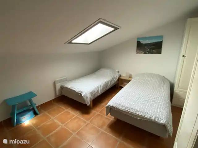 Villa Beauregard 83 | France, Ardèche, Vallon-Pont-d'Arc - villa La deuxième chambre à l'étage avec air conditionné et deux lits simples. Ceux-ci peuvent également être rapprochés rapidement et facilement si un lit double est souhaité. Il y a suffisamment d'espace dans cette chambre d'enfants pour ajouter un lit bébé (également présent dans la villa).