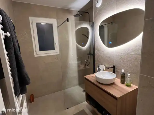 Villa Beauregard 83 | France, Ardèche, Vallon-Pont-d'Arc - villa À l’automne 2024, les salles de bains et les toilettes du rez-de-chaussée seront rénovées. Il s’agit de la luxueuse salle de bains au rez-de-chaussée avec douche (à effet pluie) et radiateur sèche-serviettes. Les toilettes au rez-de-chaussée sont séparées.
