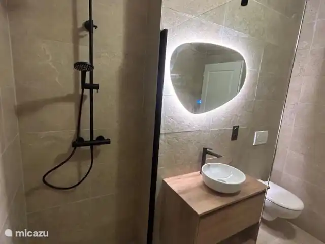 Villa Beauregard 83 | France, Ardèche, Vallon-Pont-d'Arc - villa En octobre/novembre 2024, les salles de bains et les toilettes seront renouvelées. Il s’agit de la nouvelle salle de bain au premier étage avec douche (à effet pluie), radiateur sèche-serviettes, lavabo et toilettes. Au rez-de-chaussée, les toilettes sont séparées.