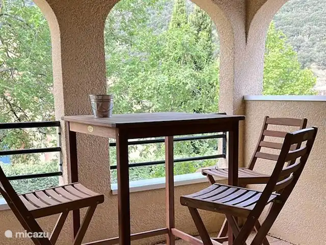 Villa Beauregard 83 | France, Ardèche, Vallon-Pont-d'Arc - villa Le balcon intérieur avec vue sur les environs dispose d'un bar confortable. Voici également un étendoir à linge et il y a des cordes à linge pour sécher le linge.