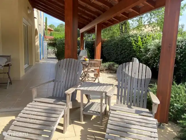 Villa Beauregard 83 | France, Ardèche, Vallon-Pont-d'Arc - villa Les 2 fauteuils canadiens ou relax sont l'endroit idéal pour se pelotonner avec un livre et un bon verre de vin et profiter de la belle journée ou soirée. Notre endroit préféré dans la maison.