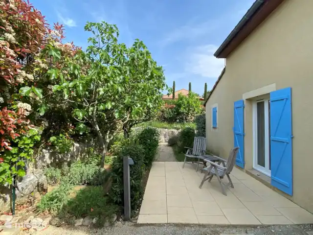 Villa Beauregard 83 | France, Ardèche, Vallon-Pont-d'Arc - villa Terrasse sur le côté de la maison au bout du boulodrome à côté du jardin d'herbes aromatiques.