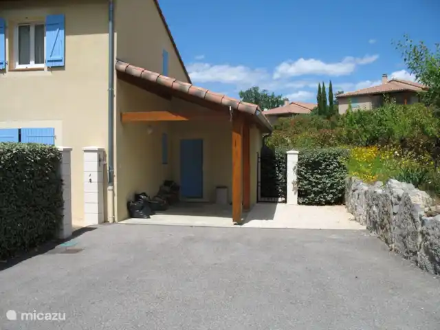 Villa Beauregard 83 | France, Ardèche, Vallon-Pont-d'Arc - villa L'espace de stationnement du carport est juste sur la route, donc facile d'accès.