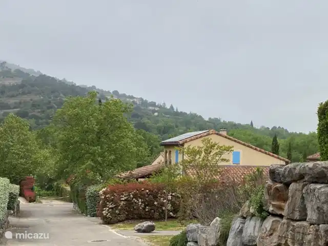 Villa Beauregard 83 | France, Ardèche, Vallon-Pont-d'Arc - villa Le chemin de la villa depuis l'entrée. La villa est sur la gauche.