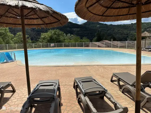 Villa Beauregard 83 | France, Ardèche, Vallon-Pont-d'Arc - villa La grande piscine dans le parc avec une partie peu profonde pour les tout-petits.