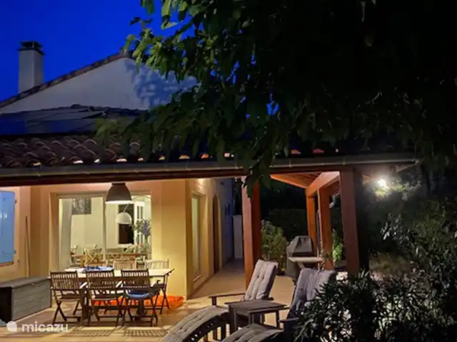 Villa Beauregard 83 | France, Ardèche, Vallon-Pont-d'Arc - villa La terrasse couverte le soir.