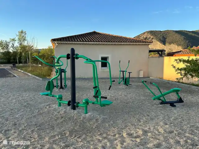 Villa Beauregard 83 | France, Ardèche, Vallon-Pont-d'Arc - villa L'équipement de fitness à l'entrée du parc. Derrière la réception principale.