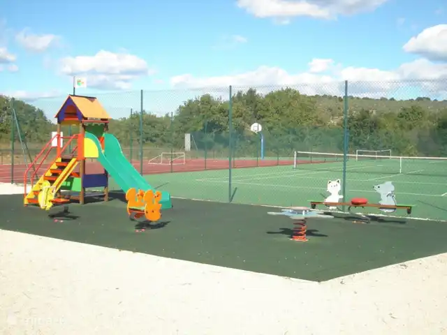 Villa Beauregard 83 | France, Ardèche, Vallon-Pont-d'Arc - villa Aire de jeux pour les plus petits à l'entrée du parc de vacances. Derrière se trouvent les courts de tennis et les terrains de football que les locataires peuvent utiliser gratuitement.