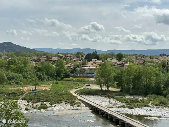 Villa Beauregard 83 | France, Ardèche, Vallon-Pont-d'Arc - villa Photo du Domaine depuis la montagne d'en face. Vous descendez les escaliers jusqu'à la rivière, la traversez au niveau du pont, puis montez la montagne de l'autre côté. C'est aussi une très belle promenade jusqu'au village de Sampzon.