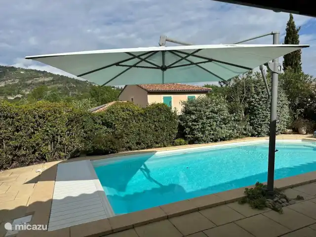 Villa Beauregard 83 | France, Ardèche, Vallon-Pont-d'Arc - villa Terrasse magnifiquement agrandie et en partie couverte qui s'étend autour de la villa, afin que vous puissiez vous asseoir au soleil toute la journée.
Il y a beaucoup de chaises de jardin et de transats avec de merveilleux oreillers et matelas.