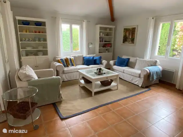 Villa Beauregard 83 | France, Ardèche, Vallon-Pont-d'Arc - villa Un aperçu du salon confortable et confortablement meublé.