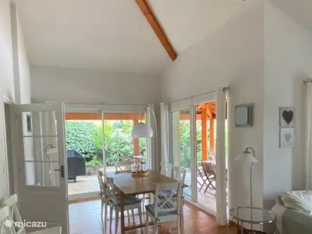 Villa Beauregard 83 | France, Ardèche, Vallon-Pont-d'Arc - villa Le salon / salle à manger avec une belle hauteur sous plafond pour une sensation d'espace