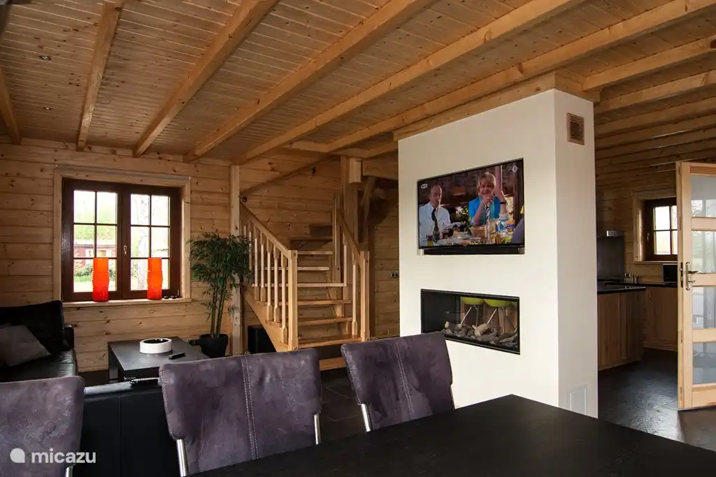 Durchsichtige Heizung mit über dem TV.