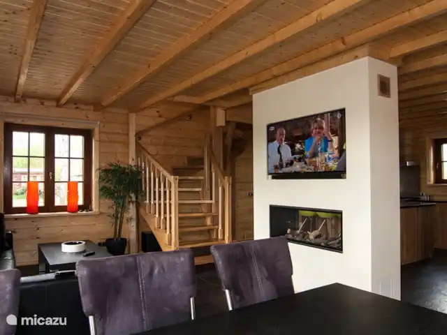 Houten villa Tine huren in Nederland, Overijssel, Den Ham - vakantiehuis Doorkijkkachel met daarboven de TV.