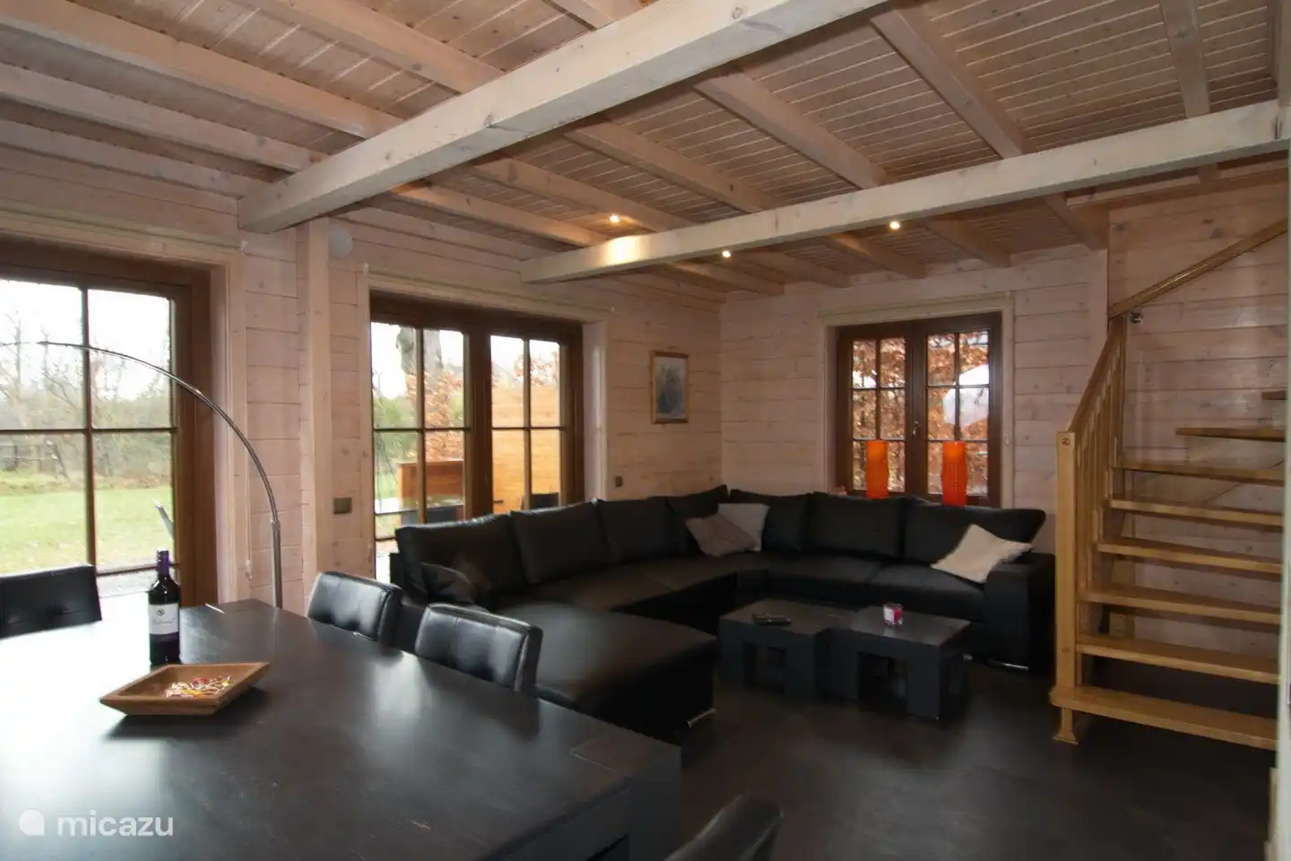 Ledersofa und Stühle