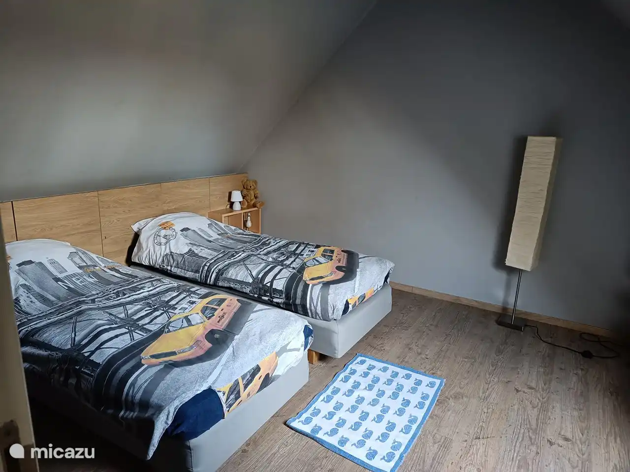 Afzonderlijke slaapkamer. Bedden kunnen tegen elkaar worden geplaatst en de ruimte is afgesloten met een deur.
