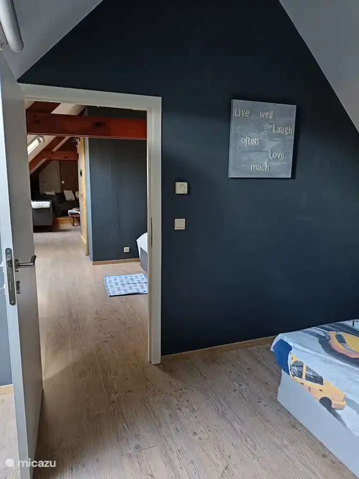 Doorkijk vanaf de kleine slaapkamer via de andere slaapkamer