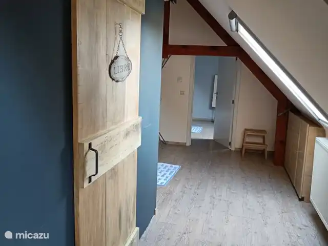 appartement huren in België, West-Vlaanderen, Brugge – Het Veldzicht Grote slaapkamer. Links de toegang tot de badkamer