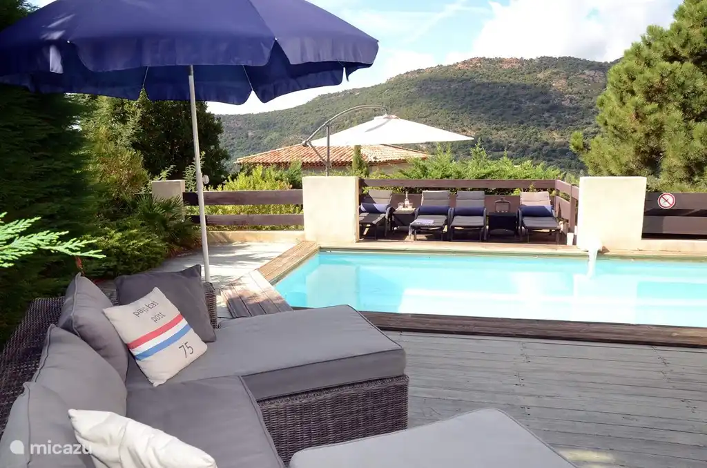 Terrasse mit Sonnenliegen