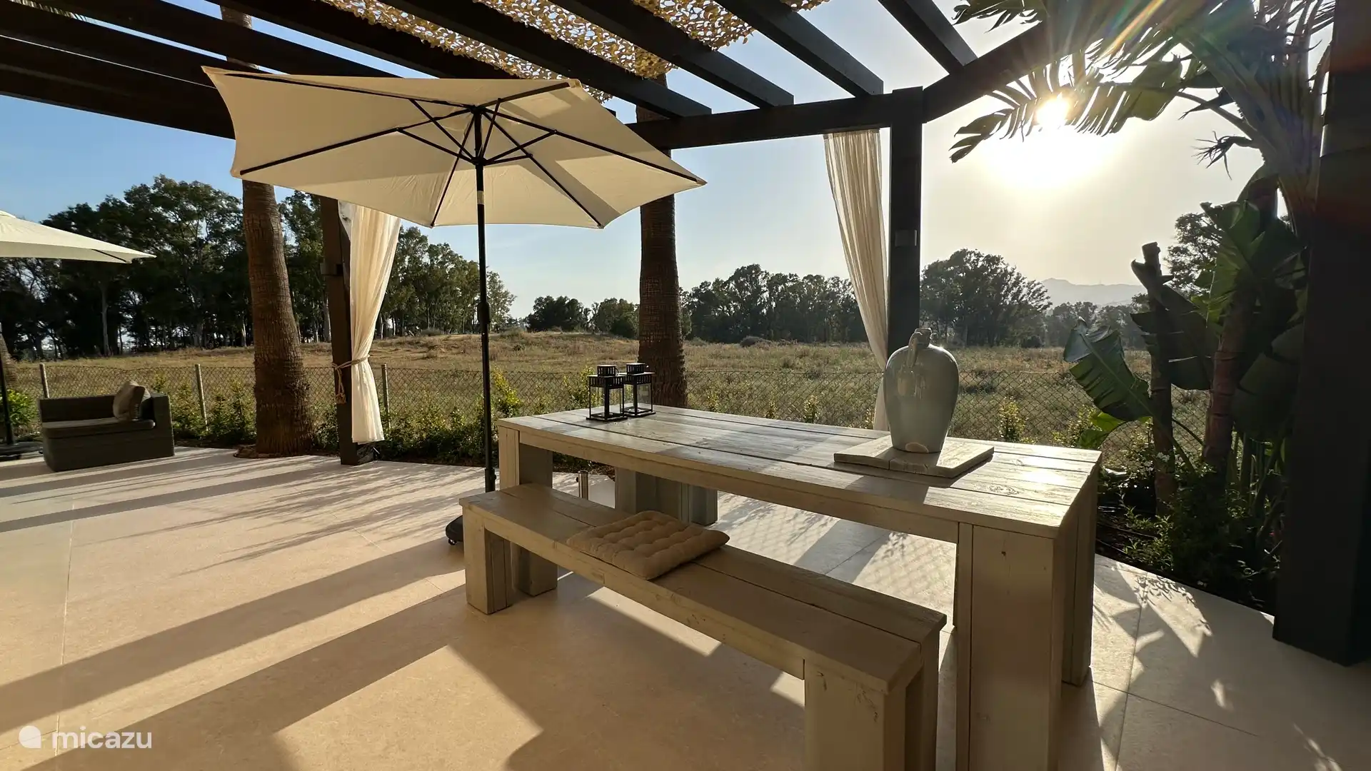 Mai 2025 - Terrasse komplett erneuert, erhöht und erweitert. Schöner sonniger Ort, um den Sonnenuntergang zu genießen.  Morgens ist es wunderbar, dort zu frühstücken, dann gibt es Kühle und Schatten.