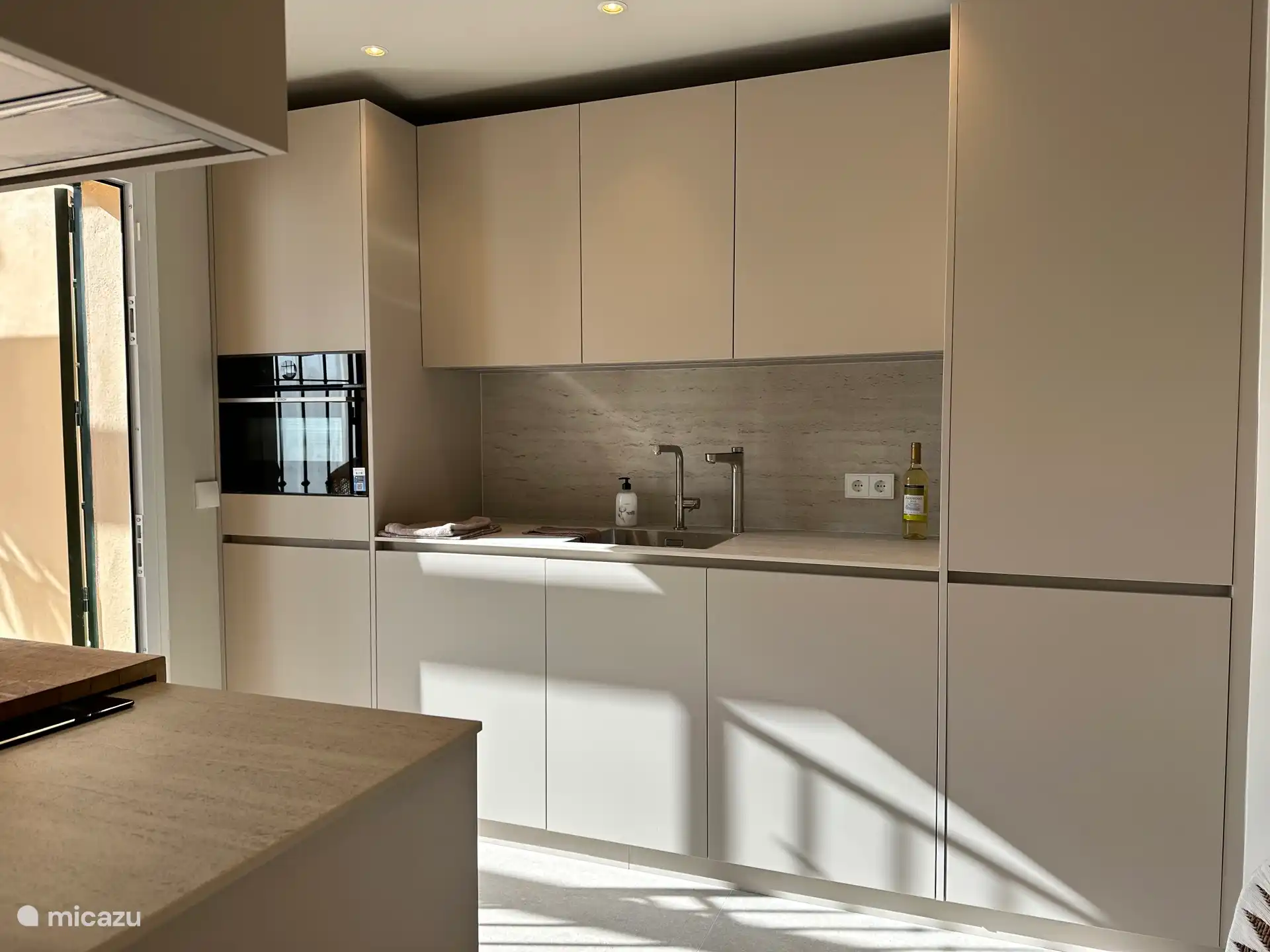 Mai 2025 - neue Küche mit Wasseraufbereitungshahn! Kein Schleppen von Plastikfässern mit Wasser mehr. Jetzt 99,9% sauberes Trinkwasser direkt aus dem Wasserhahn.