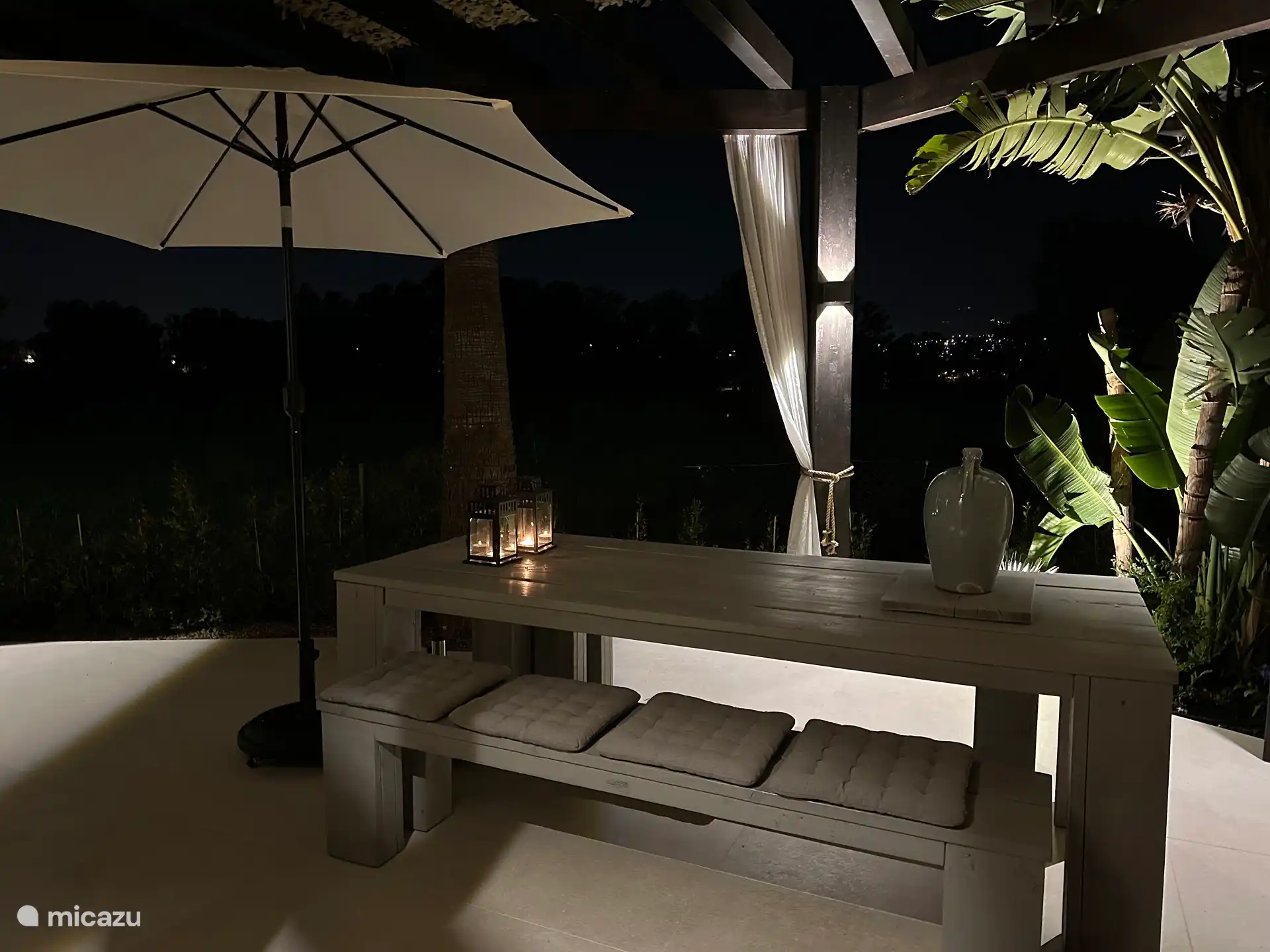 Abends ist die Terrasse schön beleuchtet.