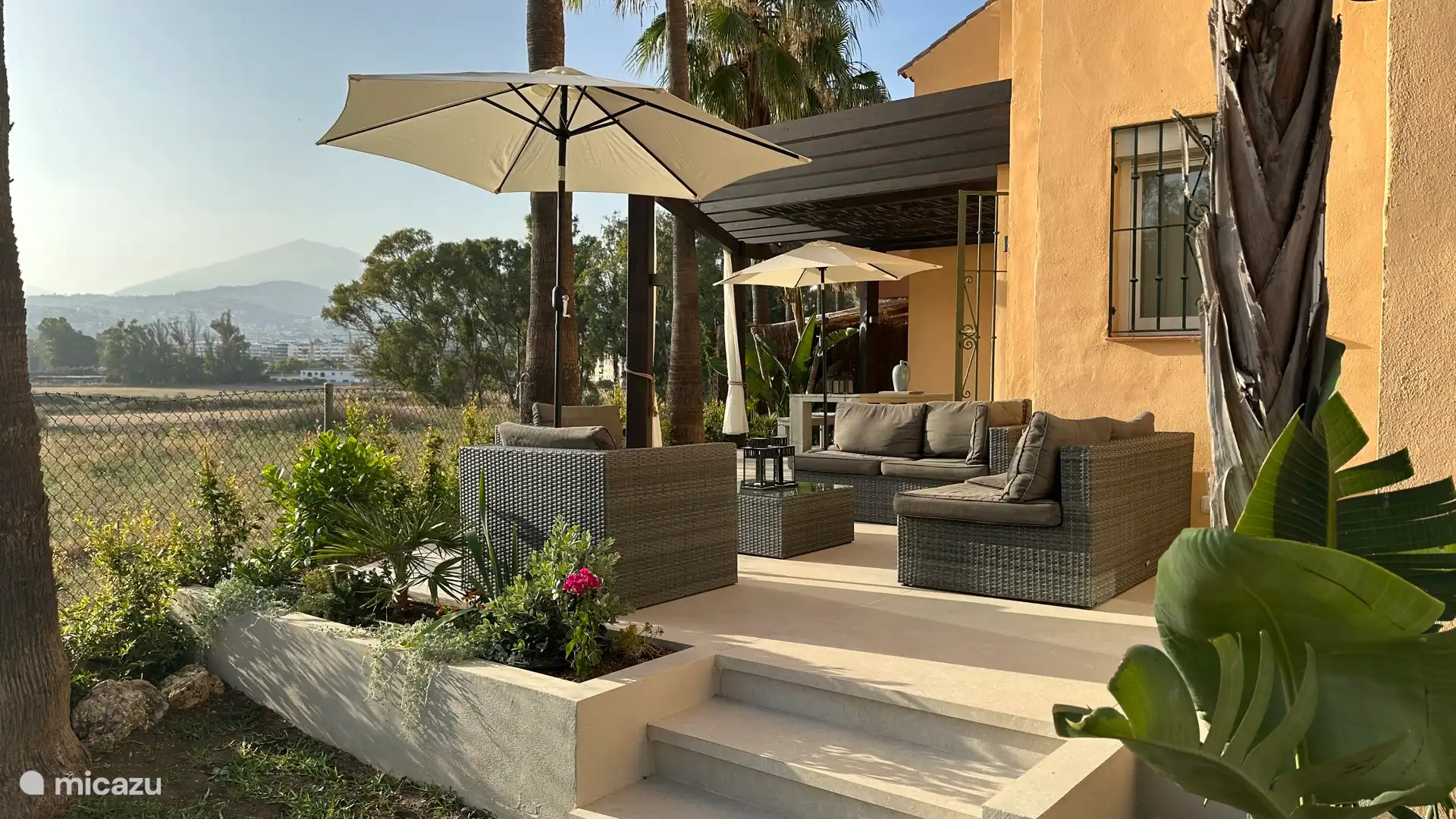 Die neue Terrasse, erhöht und abends ansprechend beleuchtet.