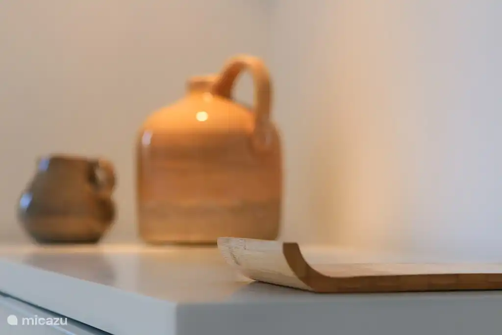 Details im Balkonzimmer. Das Haus ist für den privaten Gebrauch eingerichtet, lassen Sie uns genießen Sie die Vorbereitung schöne Accessoires. Alle Zimmer haben große Einbauschränke mit reichlich Kleiderbügeln.