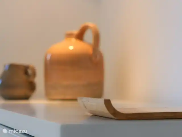 Casa Condes de Iza huren in Spanje, Costa del Sol, Marbella - vakantiehuis Detail in de balkonkamer. Het huis is ingericht voor privé gebruik, we laten gasten graag meegenieten  van mooie accessoires.
Alle kamers hebben grote kledingkasten met een ruime hoeveelheid kledinghangers.