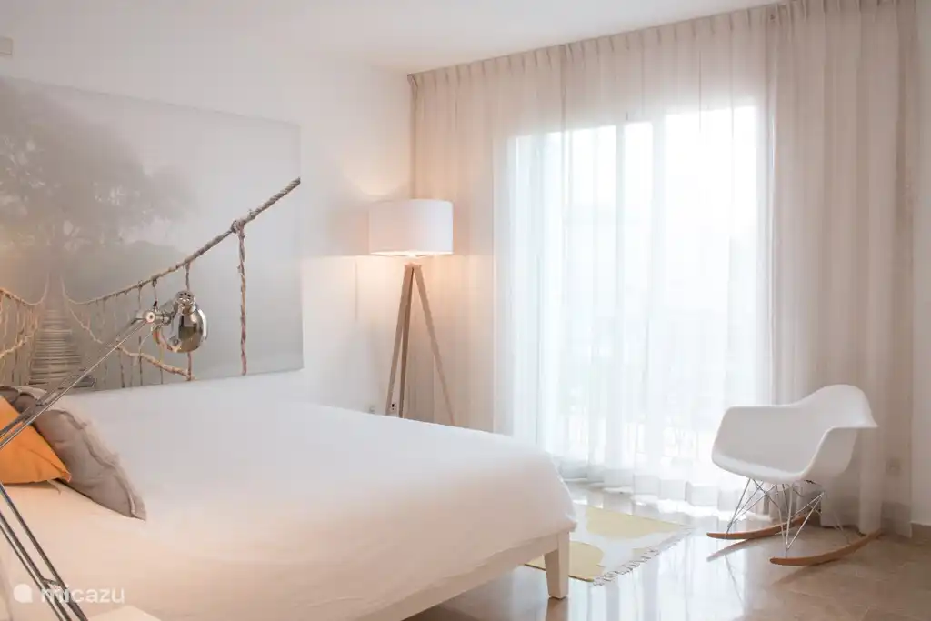 Die Zimmer mit Balkon! Mit weißen, Holz Ocker und weichen grauen dekoriert. 2 Schiebetüren zum Balkon. Das Zimmer verfügt über ein eigenes Badezimmer mit Bad / Dusche, WC, Bidet und Waschbecken. Die Betten sind luxuriös und die Matratze Größe ist 160x200