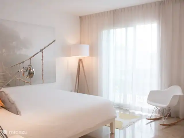 Casa Condes de Iza huren in Spanje, Costa del Sol, Marbella - vakantiehuis De balkonkamer is Ingericht met wit, hout, okergeel en zachtgrijs. 2 schuifdeuren naar het balkon. Deze kamer heeft een en-suite badkamer met bad/douche, wc, bidet en wastafel. De bedden zijn luxe en de matrasmaat is 160x200