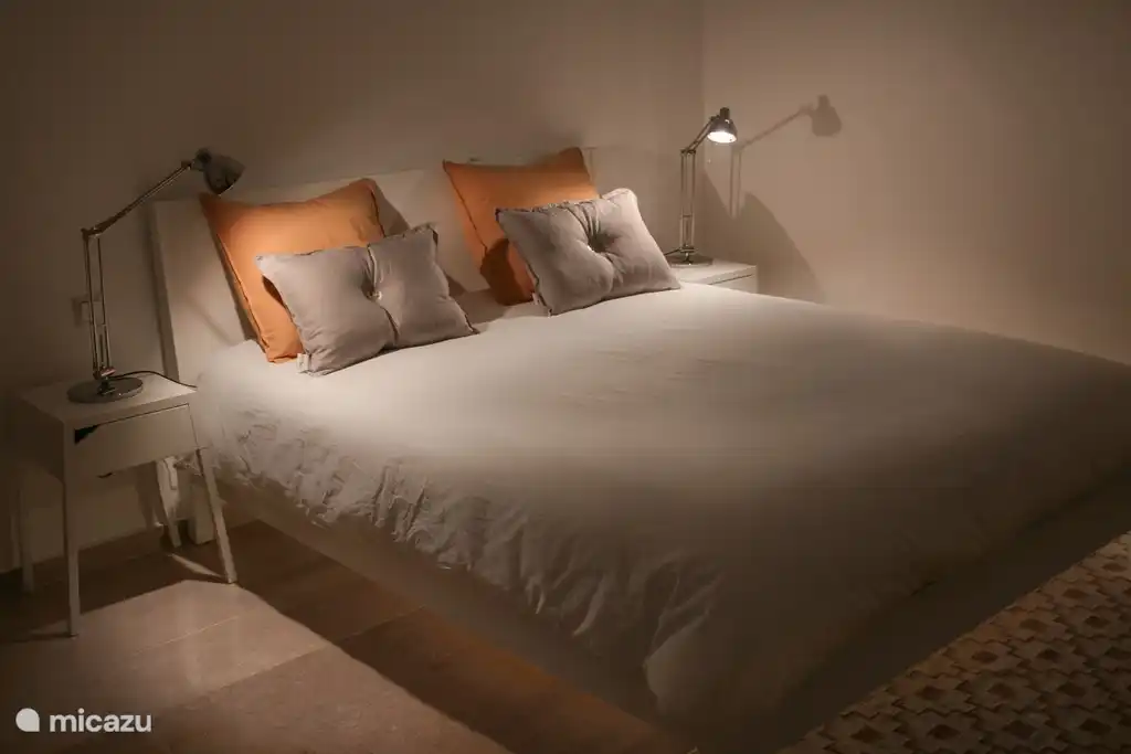 Das Schlafzimmer verfügt über schöne Halogen-Beleuchtung und indirekte Beleuchtung unter dem Bett.