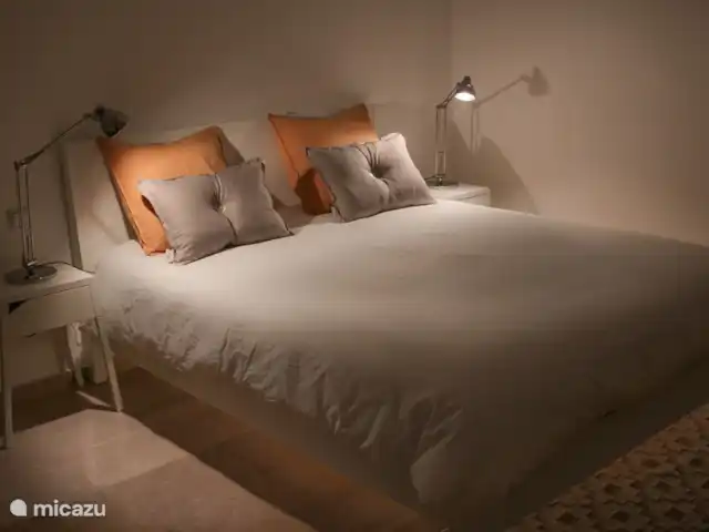 Casa Condes de Iza huren in Spanje, Costa del Sol, Marbella - vakantiehuis De slaapkamer heeft halogeenverlichting en indirecte sfeerverlichting onder het bed.