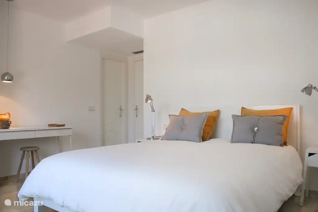 Geräumiger Eingang mit Tür zum Flur und zum Badezimmer