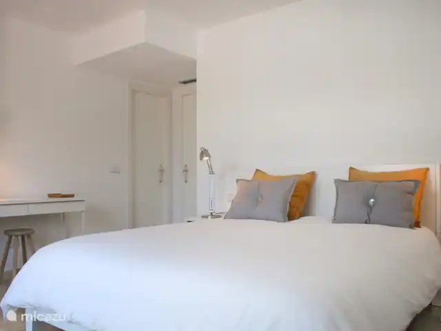 Casa Condes de Iza huren in Spanje, Costa del Sol, Marbella - vakantiehuis Ruime entree met deur naar gang en naar en-suite badkamer