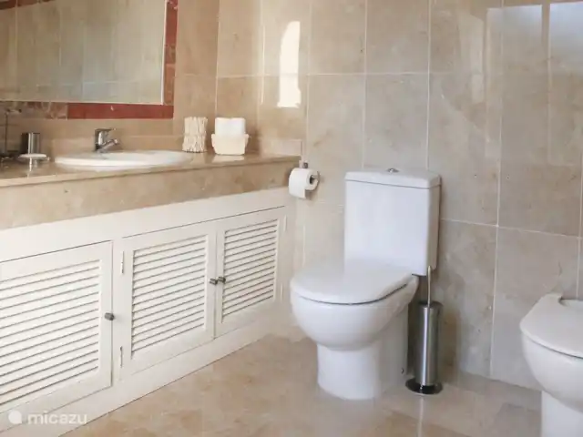 Casa Condes de Iza huren in Spanje, Costa del Sol, Marbella - vakantiehuis En-suite badkamer met raam bij balkonkamer. Met ligbad en douche met glazen spatwand