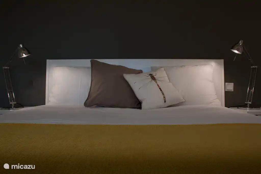 Ein Abend im gelben Raum. Die farbige Rückwand und eine gute Beleuchtung ist auch an diesem Abend ein schlankes, modernes und attraktives Raum