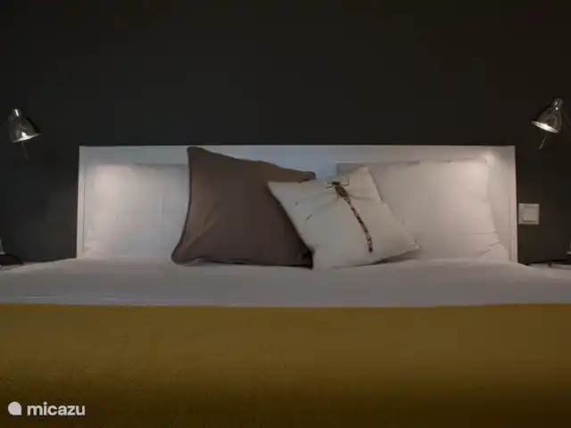 Casa Condes de Iza huren in Spanje, Costa del Sol, Marbella - vakantiehuis De gele kamer! Door de gekleurde achterwand en goede verlichting is dit ook ’s avonds een strakke, moderne en sfeervolle kamer.