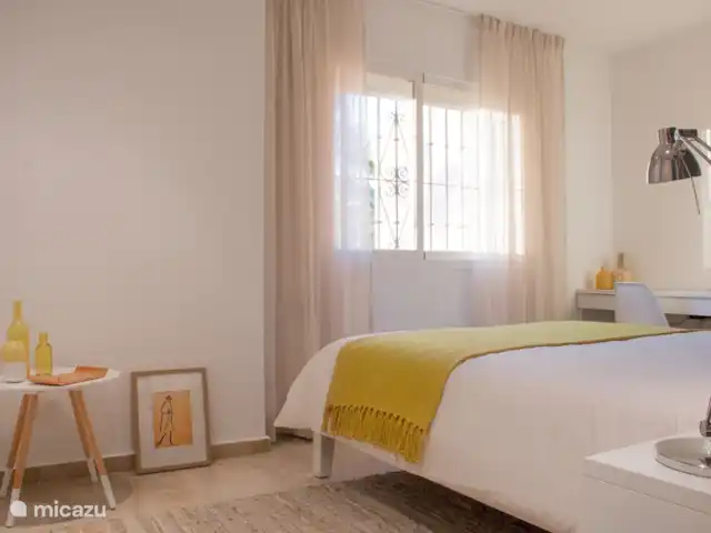 Casa Condes de Iza huren in Spanje, Costa del Sol, Marbella - vakantiehuis Frisgele details en een donkere achterwand. Met uitzicht op palmbomen en velden. Bedmaat 160x200. Grote kledingkast met schuifdeuren.