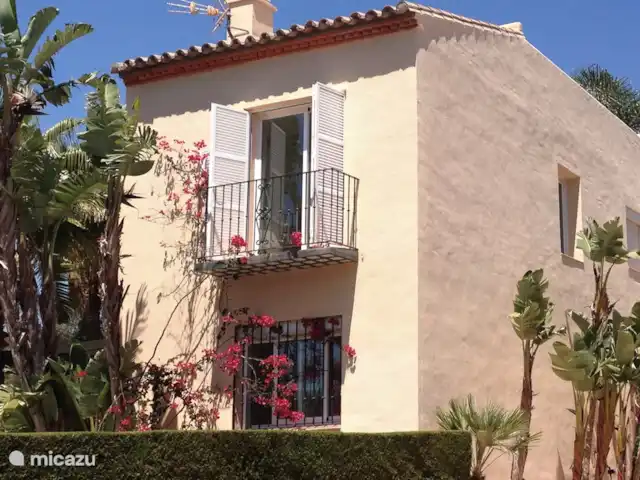 Casa Condes de Iza huren in Spanje, Costa del Sol, Marbella - vakantiehuis Ons huis, aan 3 zijden vrijstaand, biedt zeer veel privacy. Het balkon ligt op de kopse kant. Aan de lange achterzijde van het huis ligt een gazon en staan 5 palmbomen. Verder een terrasdeel met lounge-hoek en een heerlijke buitentafel, met uitzicht op heuvels en velden.