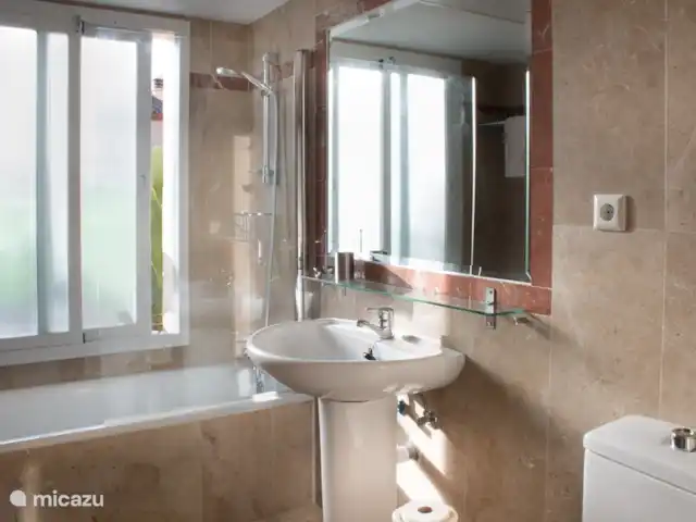 Casa Condes de Iza huren in Spanje, Costa del Sol, Marbella - vakantiehuis 2e badkamer in huis; met ligbad, douche met glazen spatwand, toilet en wastafel.